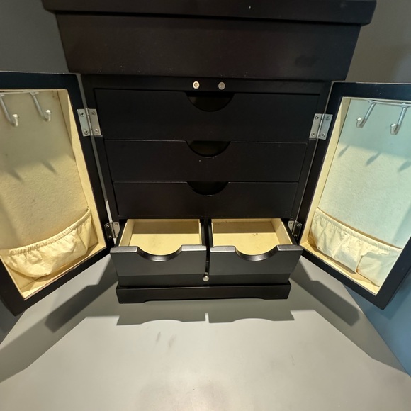 Gorgeous Solid Oak Jewelry Cabinet - Picture 4 of 5